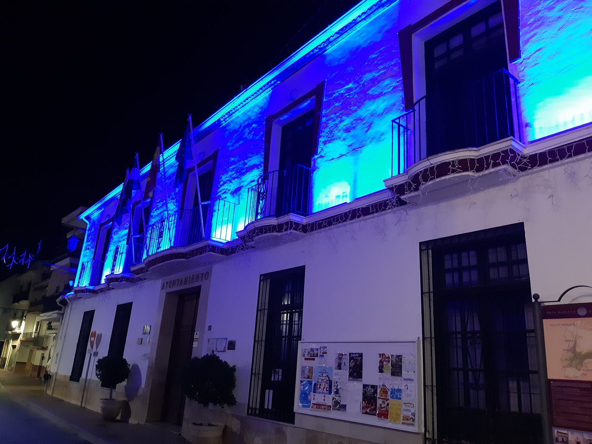 Ayto_Cartama's tweet photo. La fachada del Ayuntamiento de #Cártama se ilumina de azul para conmemorar el #DíaMundialdelosNiños https://t.co/gBLDP4see9