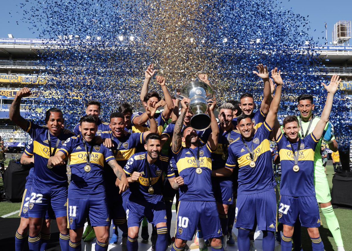 LigaAFA's tweet photo. #Boca recibió su 🏆 y #BocaEstáFeliz 
El plantel Xeneize tuvo su #Coronación por haber sido el campeón del torneo anterior

¡Felicitaciones! 👏👏

#EstoEsPasión, vivila con nosotros ⚽ https://t.co/XkGnMTkVV0