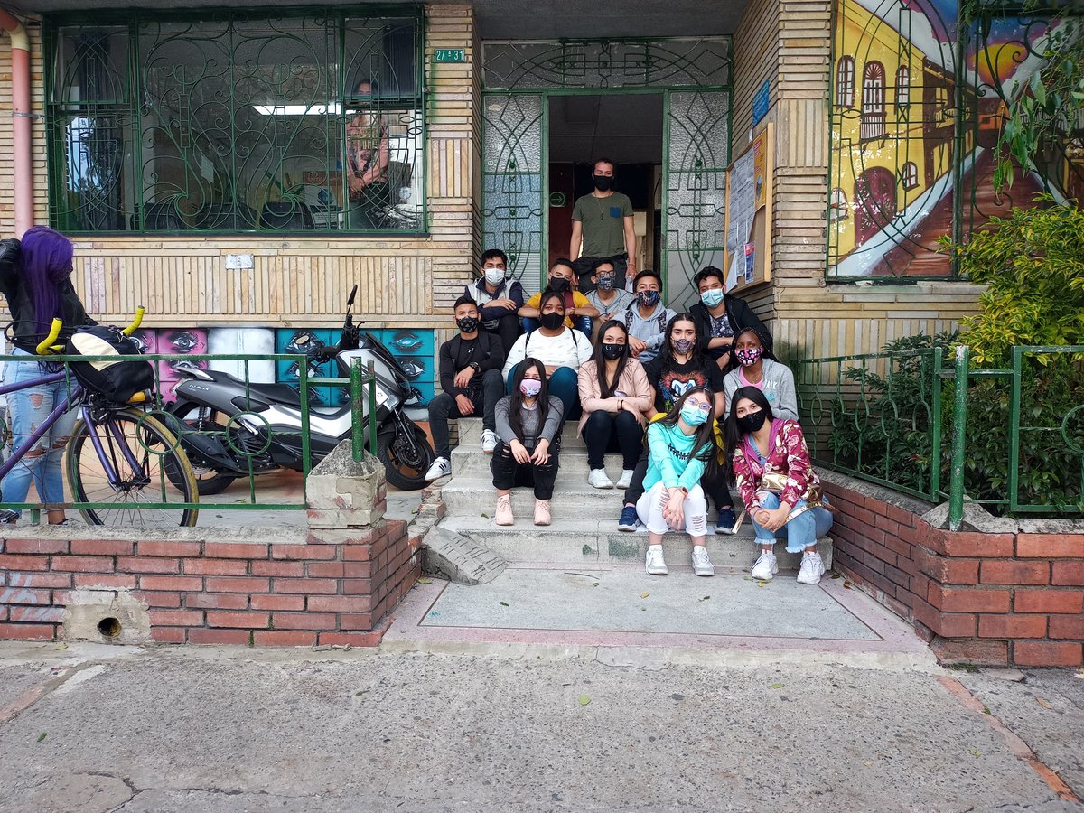 Alca_Martires's tweet photo. #AEstaHora comienza la #SemanaDeLaJuventud en Los Mártires. Un grupo de jóvenes de la localidad visitó la Casa de la Juventud y conversaron con un artista local. https://t.co/U9thltdSgV