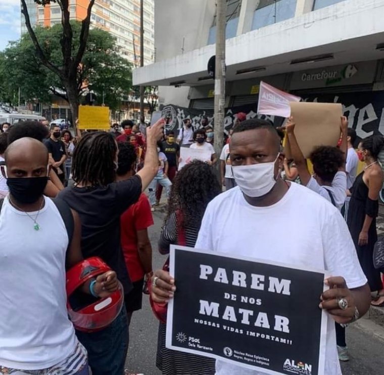 portaltrap's tweet photo. Djonga nos protestos contra o #CarrefourAssassino em BH https://t.co/TshoDaIuNx