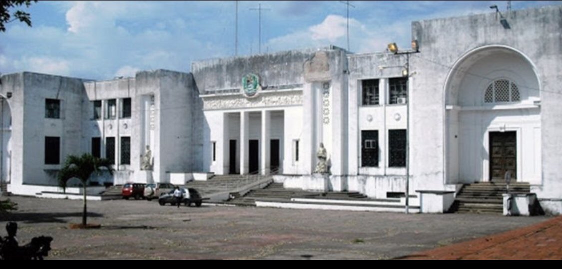 dorisv58's tweet photo. Lamentable el deterioro de nuestro edificio nacional hoy sede de los tribunales de justicia!! Joya arquitectónica!! https://t.co/kHObqC4PuO