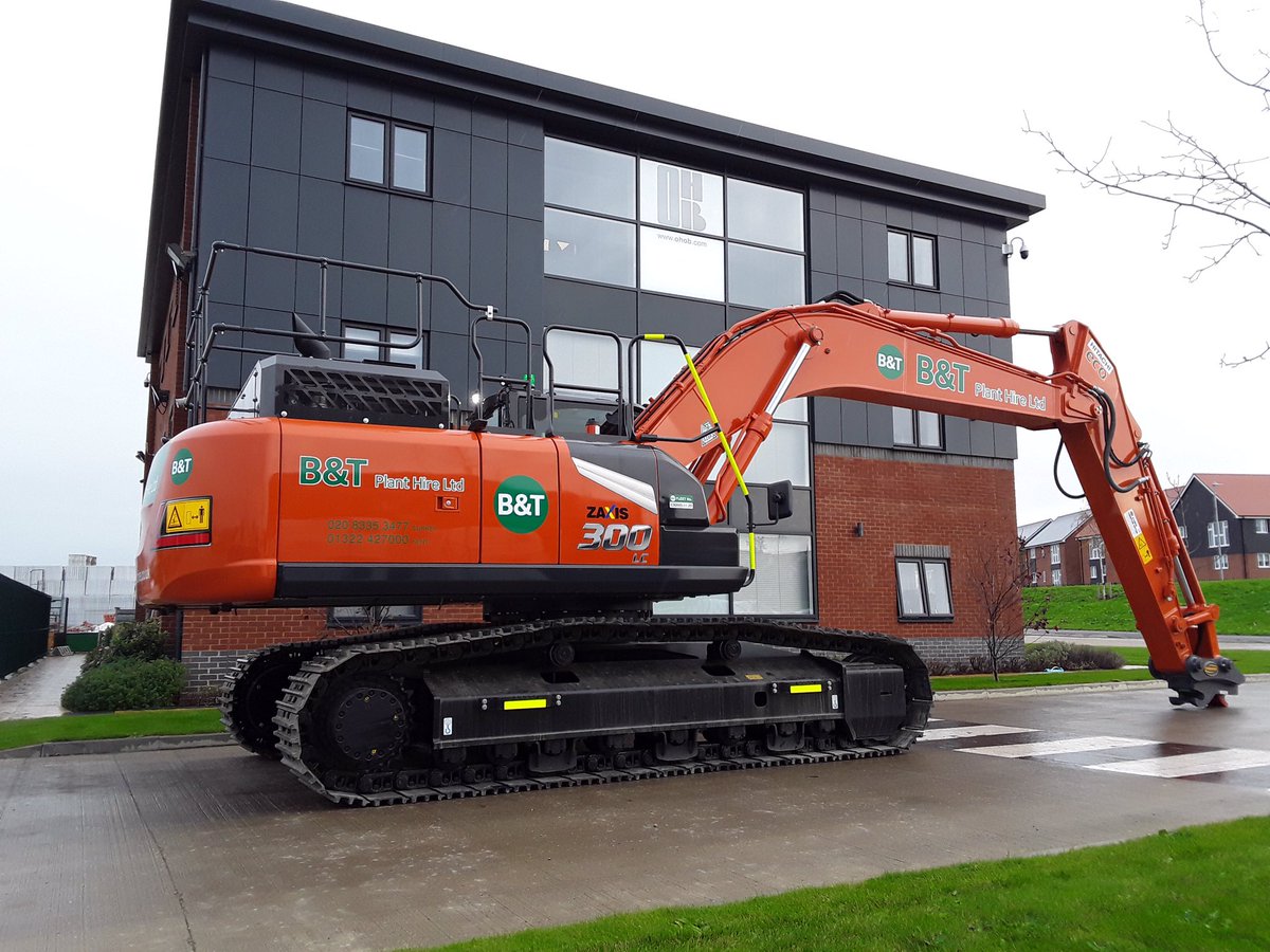 ZX300-7 joining the fleet today 💪 @hitachi_uk  <a href="/Stricklanduk/">Strickland MFG Ltd</a>