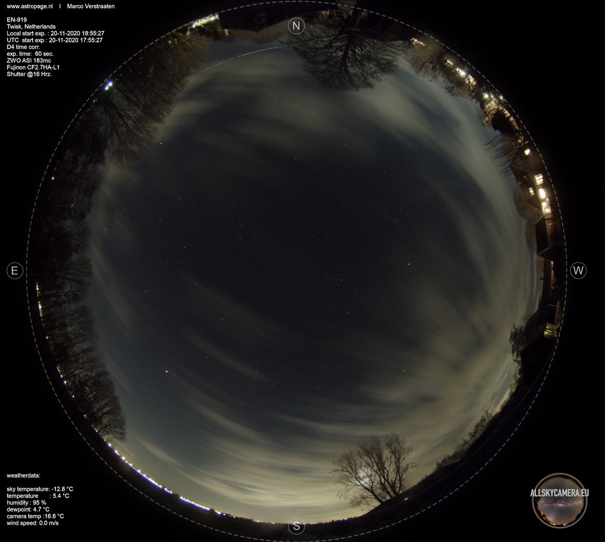 #vuurbol #meteoor laag aan de horizon. 
Een sluiter die 16 x per seconde het beeld afdekt zorgt voor een stippellijn. Zo kun je zien hoe lang de meteoor of vuurbol zichtbaar was.