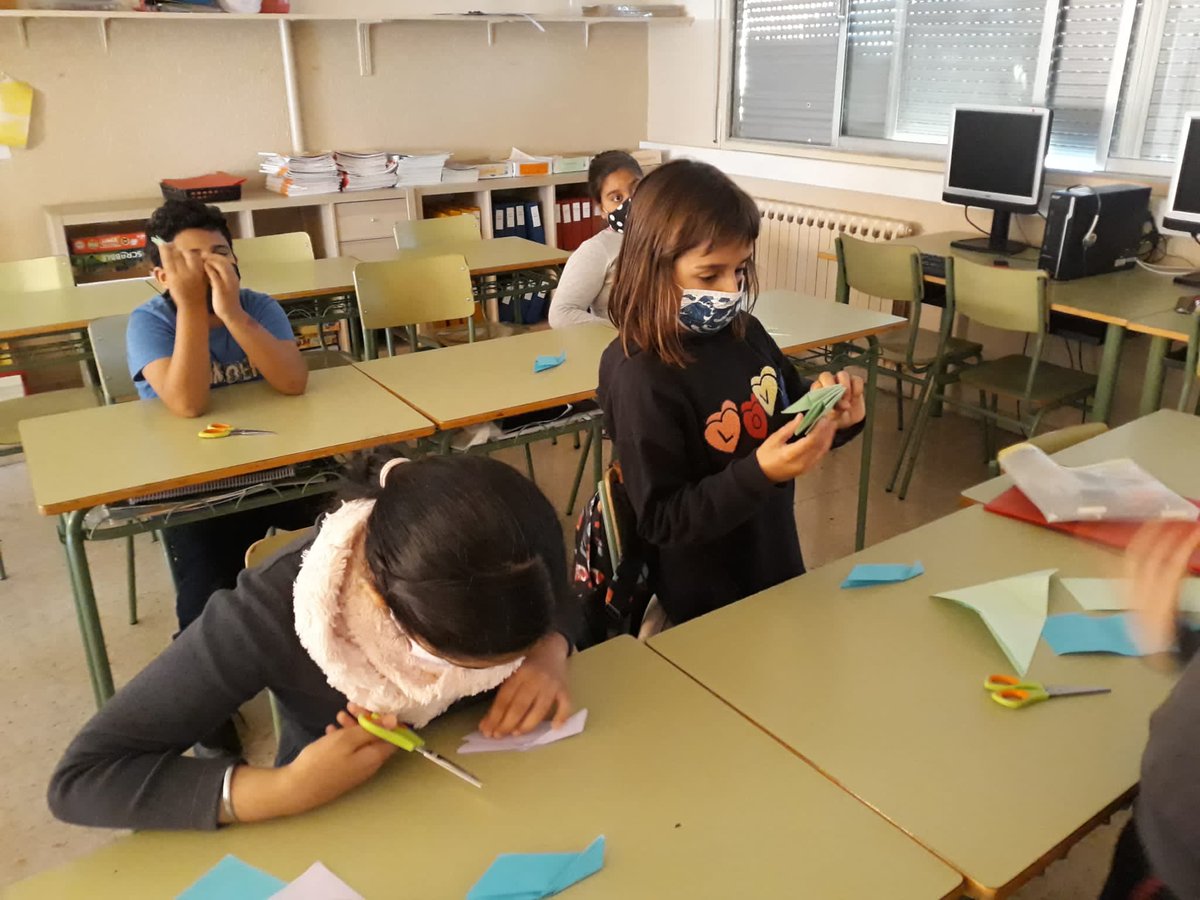 EscolaGayarre's tweet photo. El Dia Internacional dels Drets dels Infants ens ha deixat moments molt macos per al record: reflexions profundes, representacions amb mímica, contes creatius, escriptura, papiroflèxia... Cada grup ha fet la seva pròpia interpretació. https://t.co/Fg6tUcSzdv