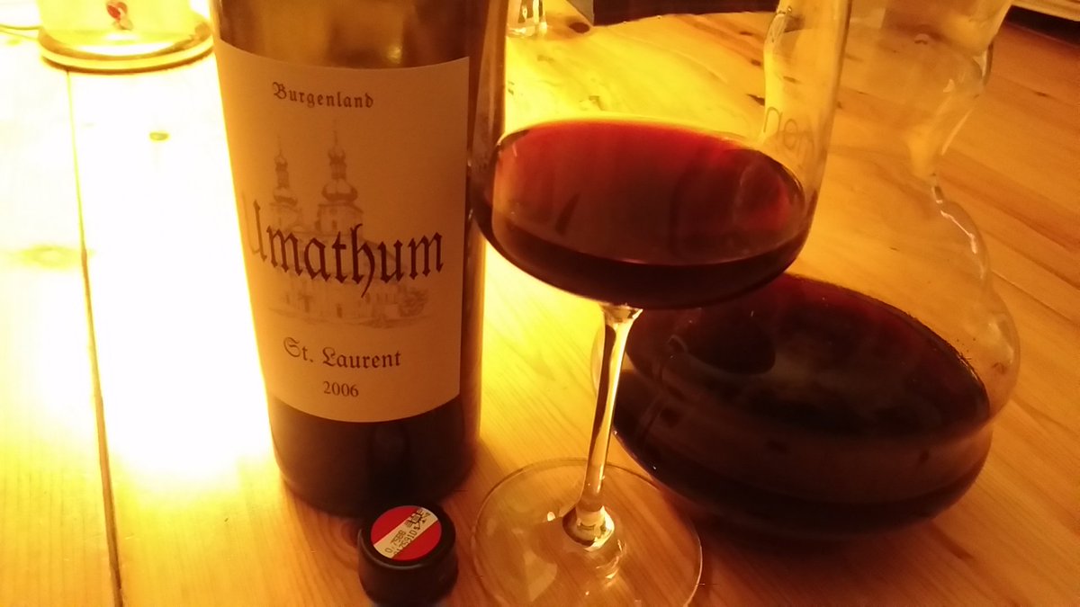 WeinPiraten's tweet photo. "Im Glotzophon läuft ein Bericht übers #Burgenland. Ein Griff ins Weinarchiv .. und ZACK .. haben wir diesen schmackhaften #Umathum St. Laurent 2006 geangelt. Die 14 Jahre in der Flasche mit Glasverschluss haben ihm nicht geschadet. SKOL!";) https://t.co/N4BhpXWxCS