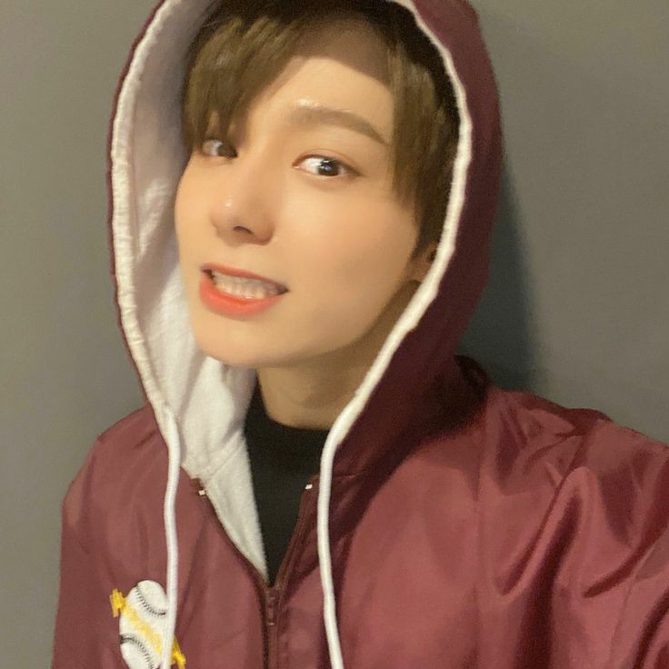 ONEUSRP_'s tweet photo. oi moonies como estão? eu espero que bem! hoje eu aprendi a como fazer manip~~ me sinto o próprio deus da edição 🕵️‍♂️🕵️‍♂️ e as moons? aprenderam algo hoje ? 🤠

[#HWANWOONG] https://t.co/aganyYrAoo