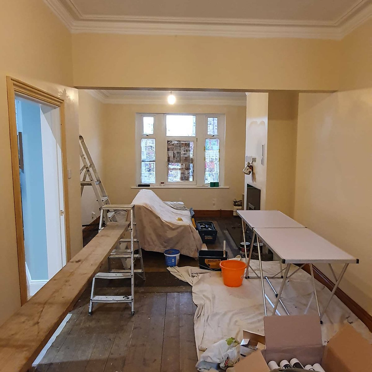 BellQuality's tweet photo. This week's job all done. Badly cracked walls filled and lined, ceiling fixed and painted, walls painted and woodwork finished in satinwood. Then a stunning Lake District mural hung to finish the job perfectly. #stevenbelldecor https://t.co/pctjT3kqsX