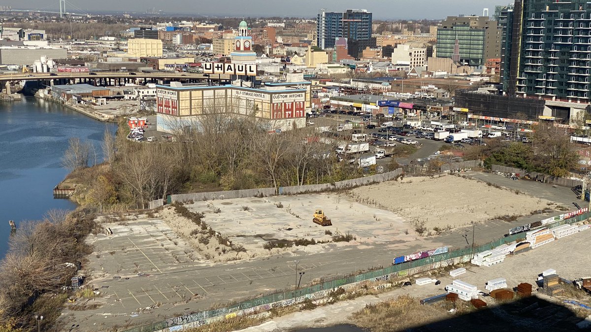 Pic of the polluted historic Flushing creek. It’s hard to imagine why people would fight to keep it this way. I get they are angry about the forces of capitalism but the anger is misdirected. As they say, don’t hate the player, hate the game. #SFWDistrict #NoFlushingRezoning