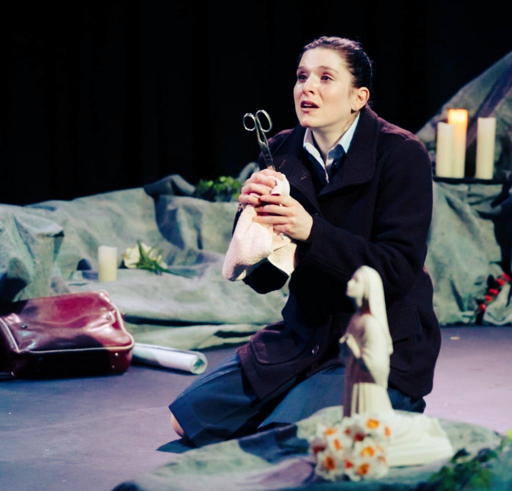 Ireneie_cat's tweet photo. Final weekend of the US Premiere of my first play #MaryAndMe last performances in 2020 but the great news is the company have secured a US Tour for 2021!! I am so proud and so utterly grateful ❤️❤️❤️ #FinalWeekend #USPremiere @MARY_AND_ME_ #WishIwasThere #Irish #Writing #Theatre https://t.co/PzuewYbu5D