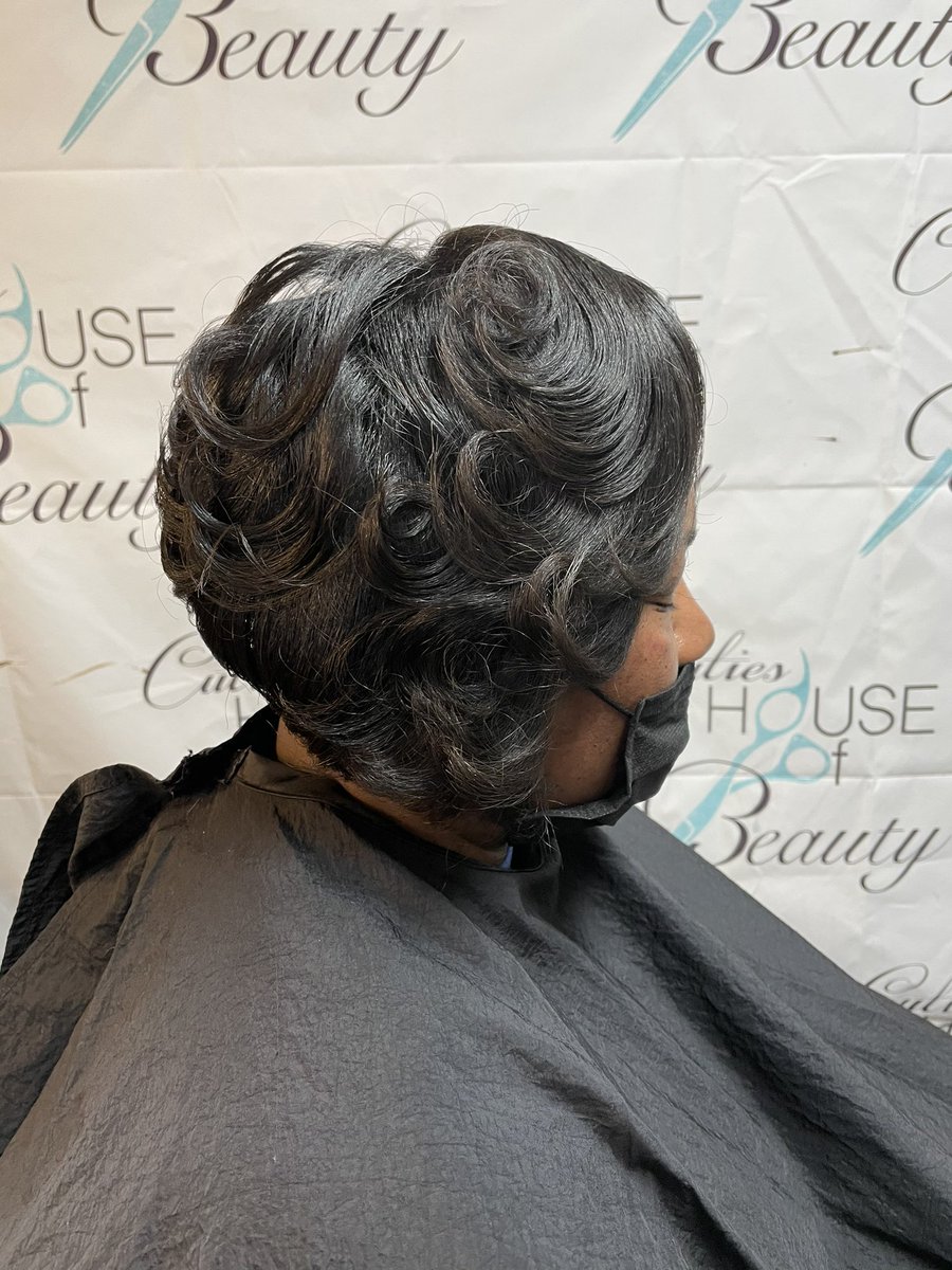 Nothing like a good wash, deep steam treatment, cut, and silk out on 100% natural hair!

No creamy crack and her hair has so much body 😉

#cutieshouseofbeauty
#kystylist
#kysalon
#tnstylist
#tnsalon
#H2Pro
#silkpress