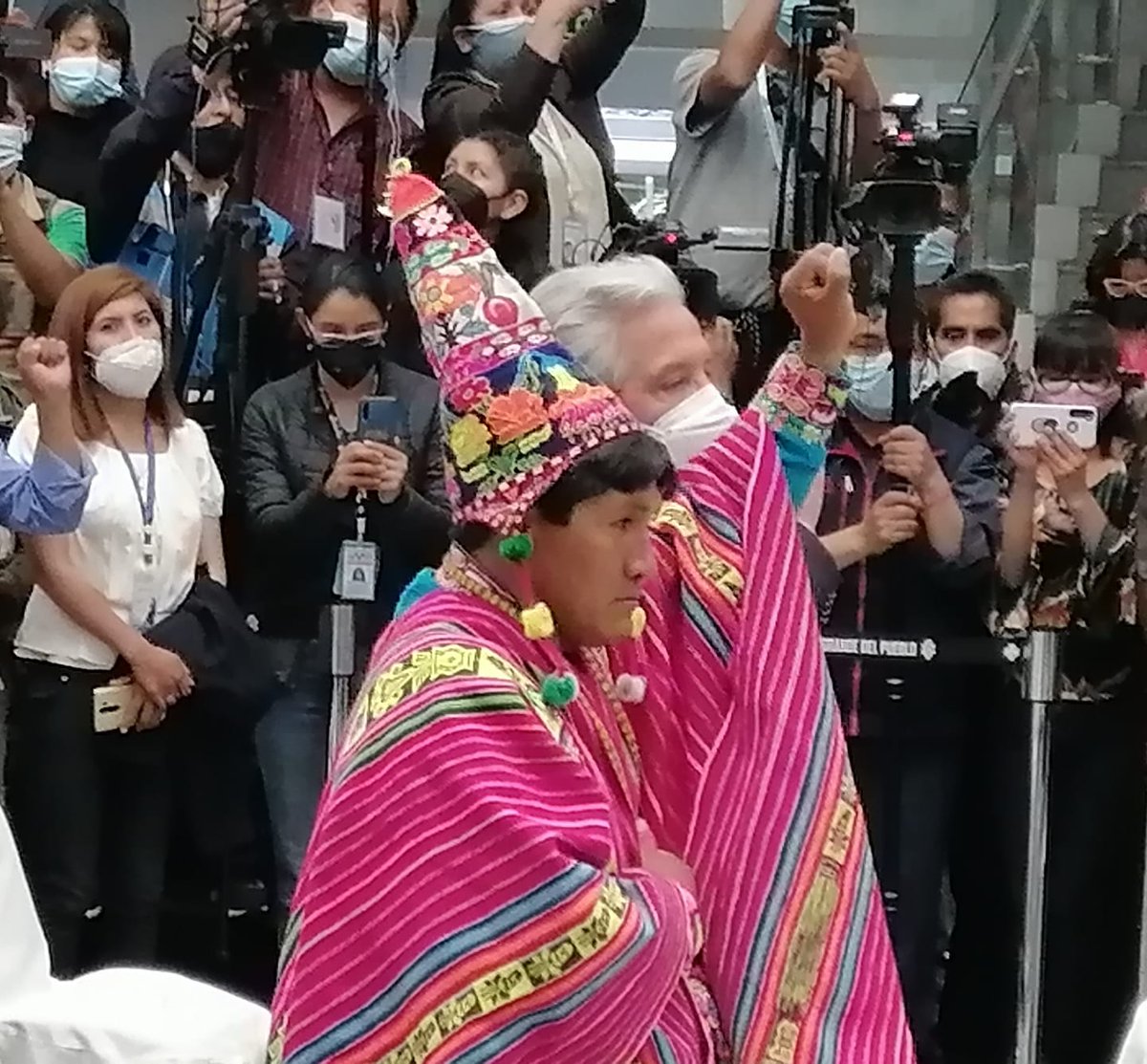 VCMdesco's tweet photo. Pelagio Condori y Cergio Prudencio son posesionados como viceministros de Descolonización e Interculturalidad, respectivamente. https://t.co/jS6frFMdv8