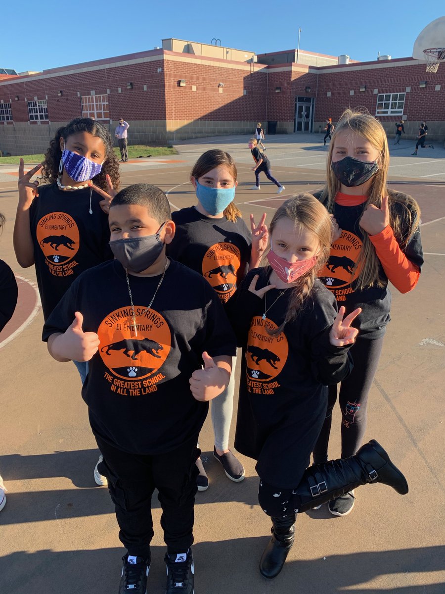OneSweetBunch's tweet photo. @Teachantoun's class enjoying their new #SSSpirit shirts, too! https://t.co/xsXLLFpJVA