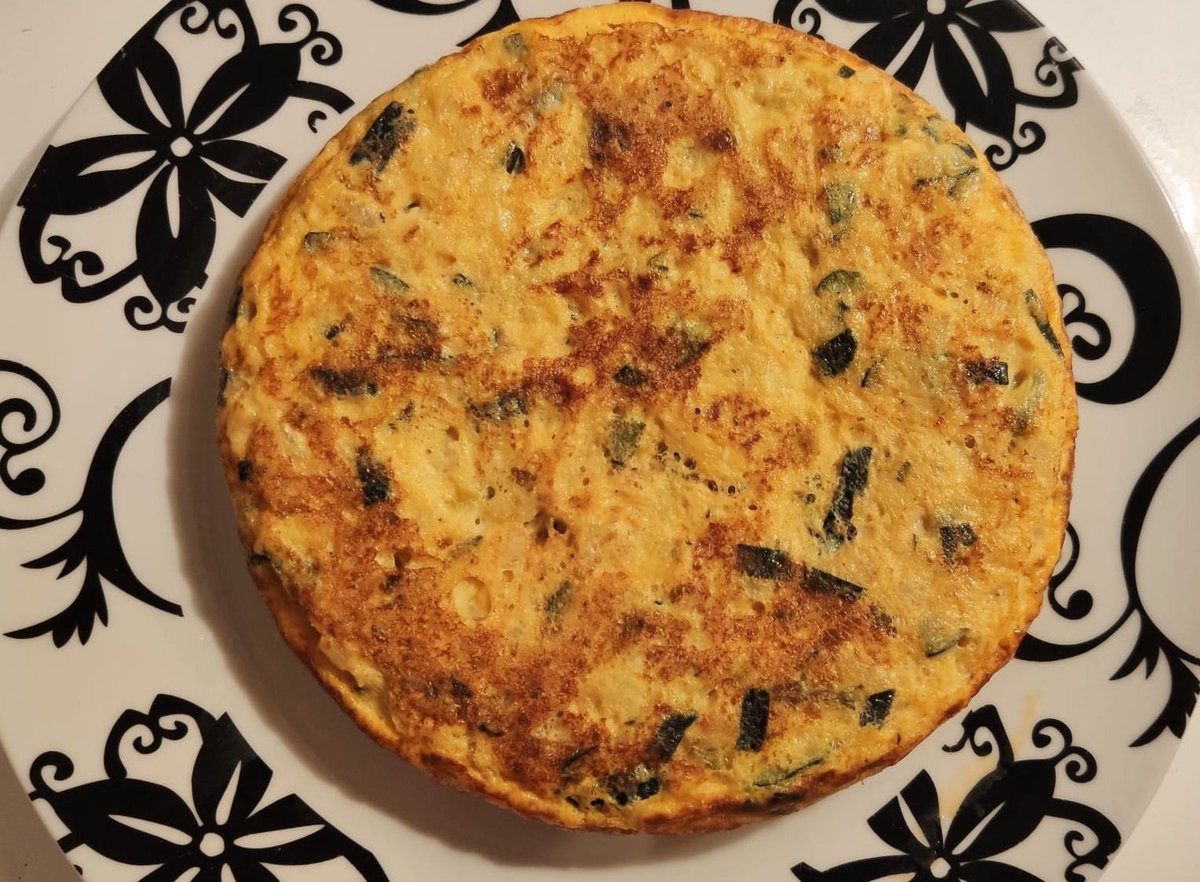 healthy_wild's tweet photo. De calabacín y puerro al micro.
El truco para conseguir más sabor casi sin aceite, es saltear la verdura con un buen aove hasta que se tueste un poquito, una vez que ya la has cocinado al micro. 😉 #cocinaloquecomes #nutrimenu #menuorg #lowcarb #buenacena https://t.co/fSqatBSrDD