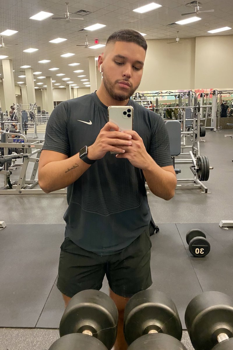 javierjmejiaa's tweet photo. up close & personal 📸 #fridaynightpump https://t.co/QrUdZ1OGjm