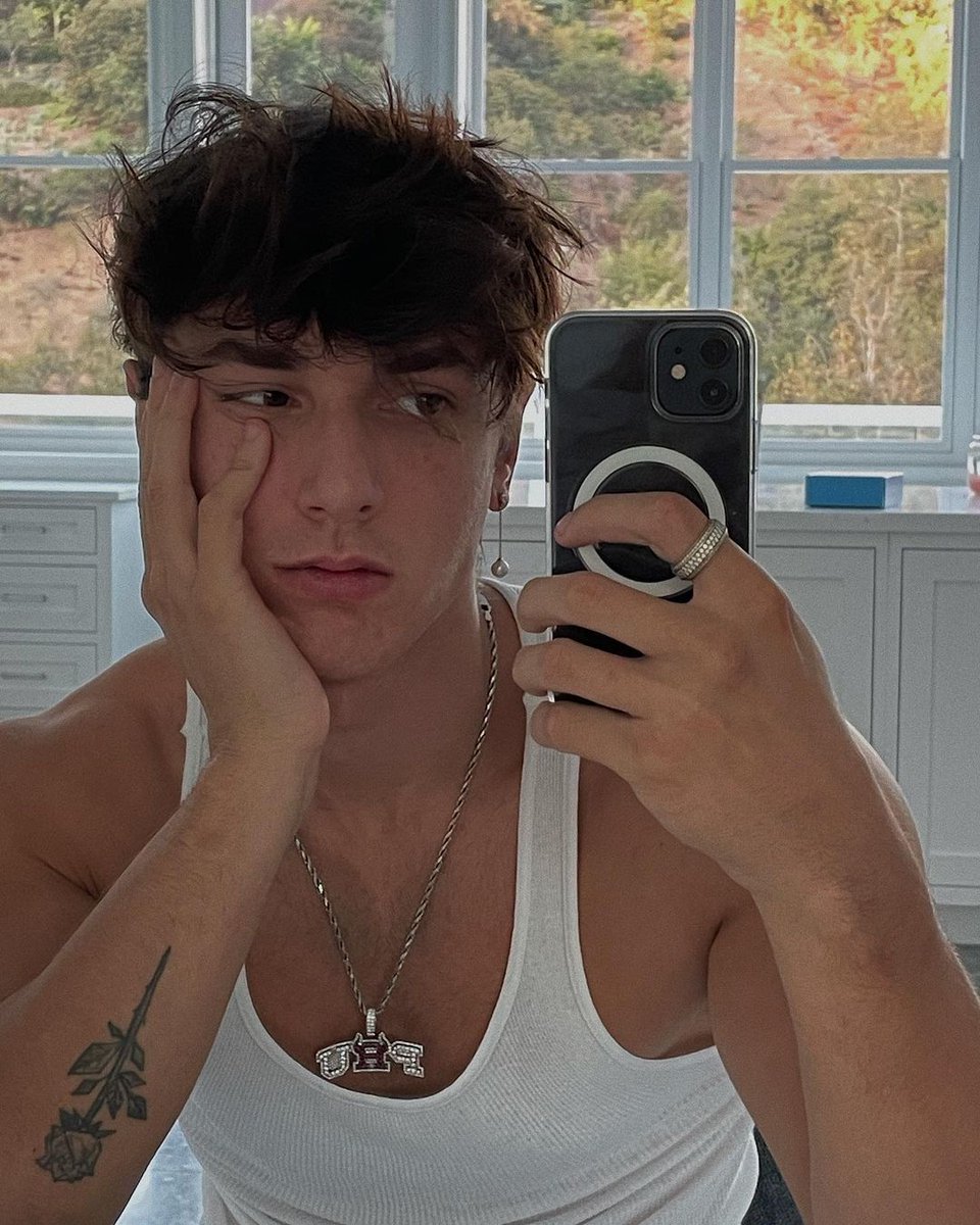 BryceHallBRA's tweet photo. 📷 | Bryce via Instagram. @BryceHall 

🇧🇷: "Eu nem me lembro da última vez que tirei uma selfie no espelho" https://t.co/N48MBw2464