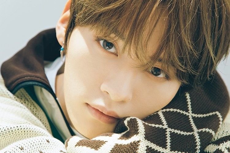 he’s not even looking at the camera yet he still looks pretty