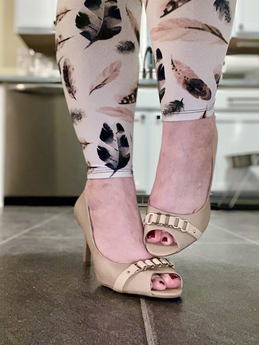 hopespiggies's tweet photo. Always love a fun pair of peep toes! #peeptoes #classicheels #milfshoes #heels #footfetısh #heelworship https://t.co/O4Yxs6fZvn