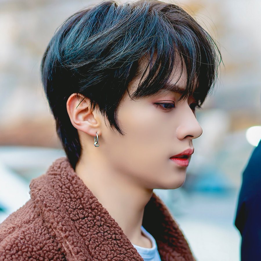 he’s not even looking at the camera yet he still looks pretty