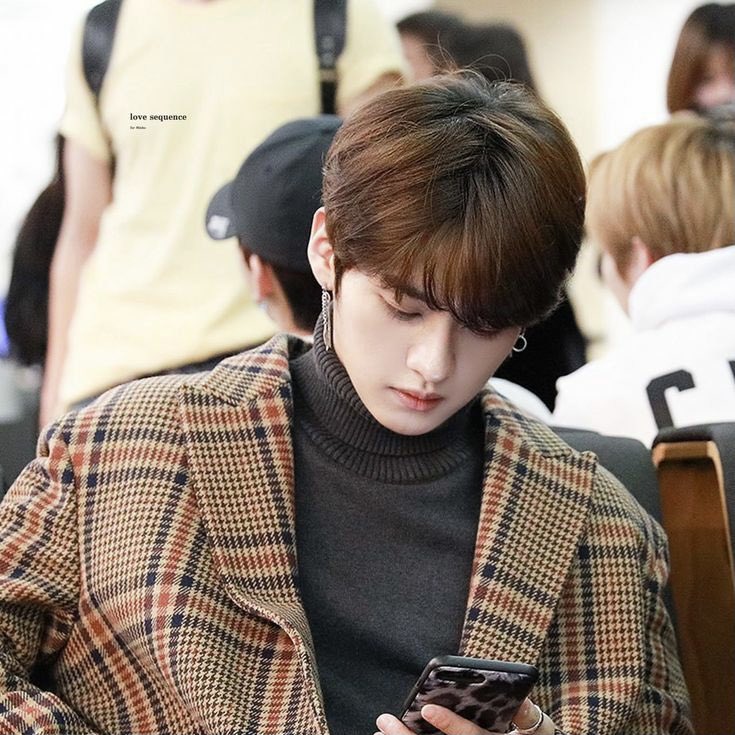 he’s not even looking at the camera yet he still looks pretty