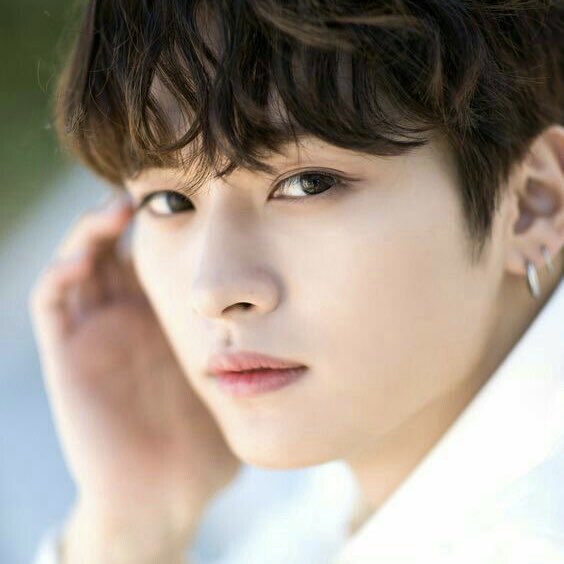 he’s not even looking at the camera yet he still looks pretty