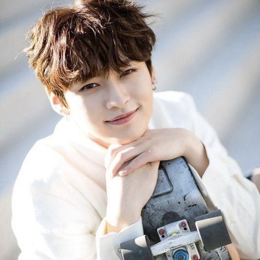 he’s not even looking at the camera yet he still looks pretty