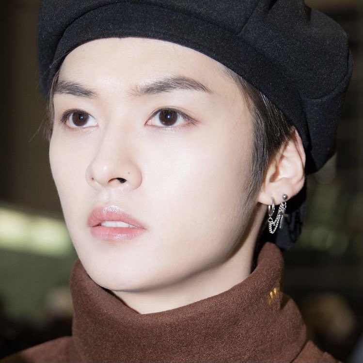 he’s not even looking at the camera yet he still looks pretty