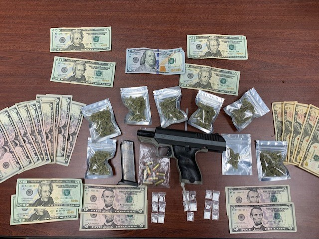 NYPD102Pct's tweet photo. Earlier today, 102 Precinct patrol officers arrested a perpetrator who was in possession of this loaded illegal firearm and street narcotics. Great work by these officers in taking another gun off our streets and keeping our neighborhood safe. #onelessgun #keepingnycsafe https://t.co/Z5Zi7ZwsgP