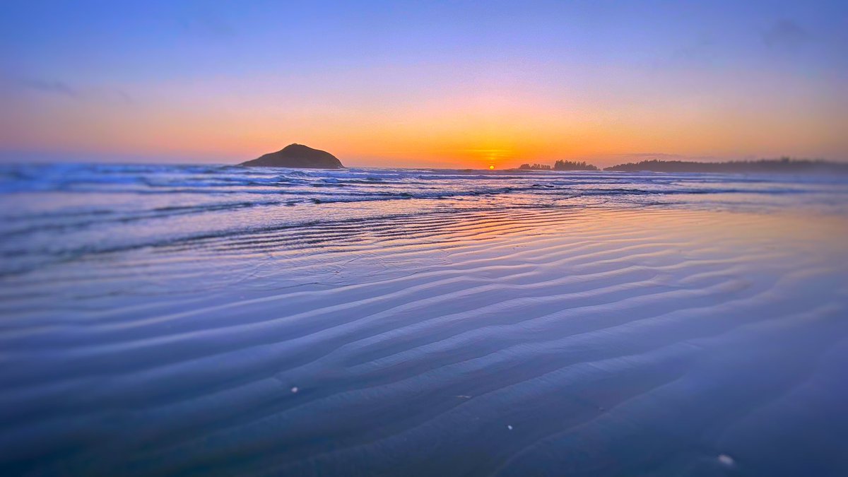 Josie_Osborne's tweet photo. Friday afternoon sunset at @PacificRimNPR gives me pause to reflect on all the sacrifices people are making across BC to protect each other, to slow #COVID19. I know my own home community can’t wait to welcome BC’ers again...when it’s safe to do so. #BeKind #BeCalm #ExploreLater https://t.co/E4REnhZX1a