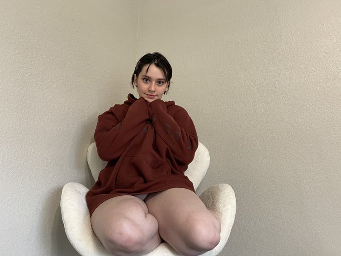 I&rsquo;ll be streaming tomorrow from 1 pm - 4 pm EST! Come join me for some sexy shenanigan and tell me about