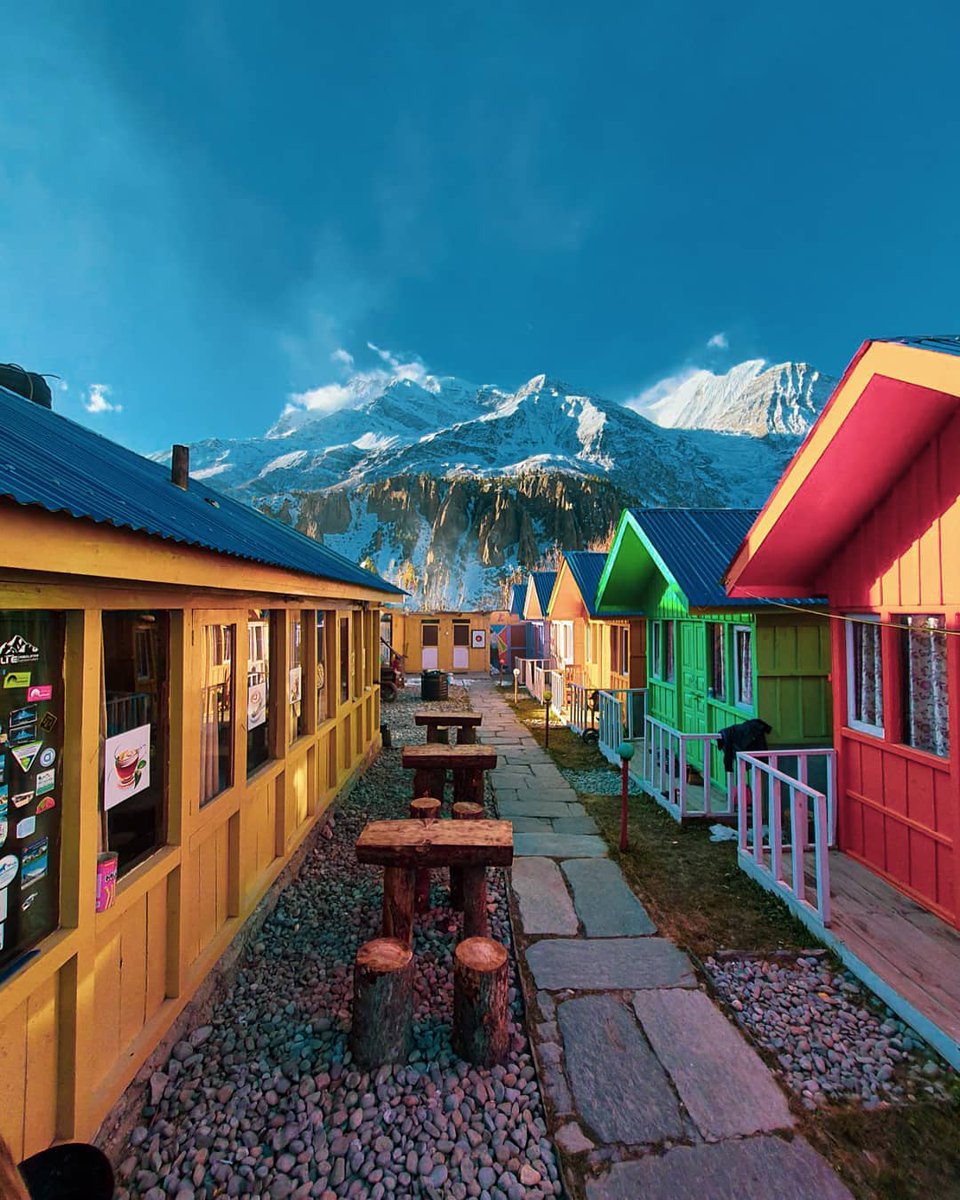 sulavyatra's tweet photo. How would you feel if you wake up at this place someday? 

Alpine Holmes, Manang 

Photographed by: Sachin Supertramp

#alpinehomes #manang #nepal #sulavyatra #annapurna #himalayas https://t.co/aW5IU5EGeX