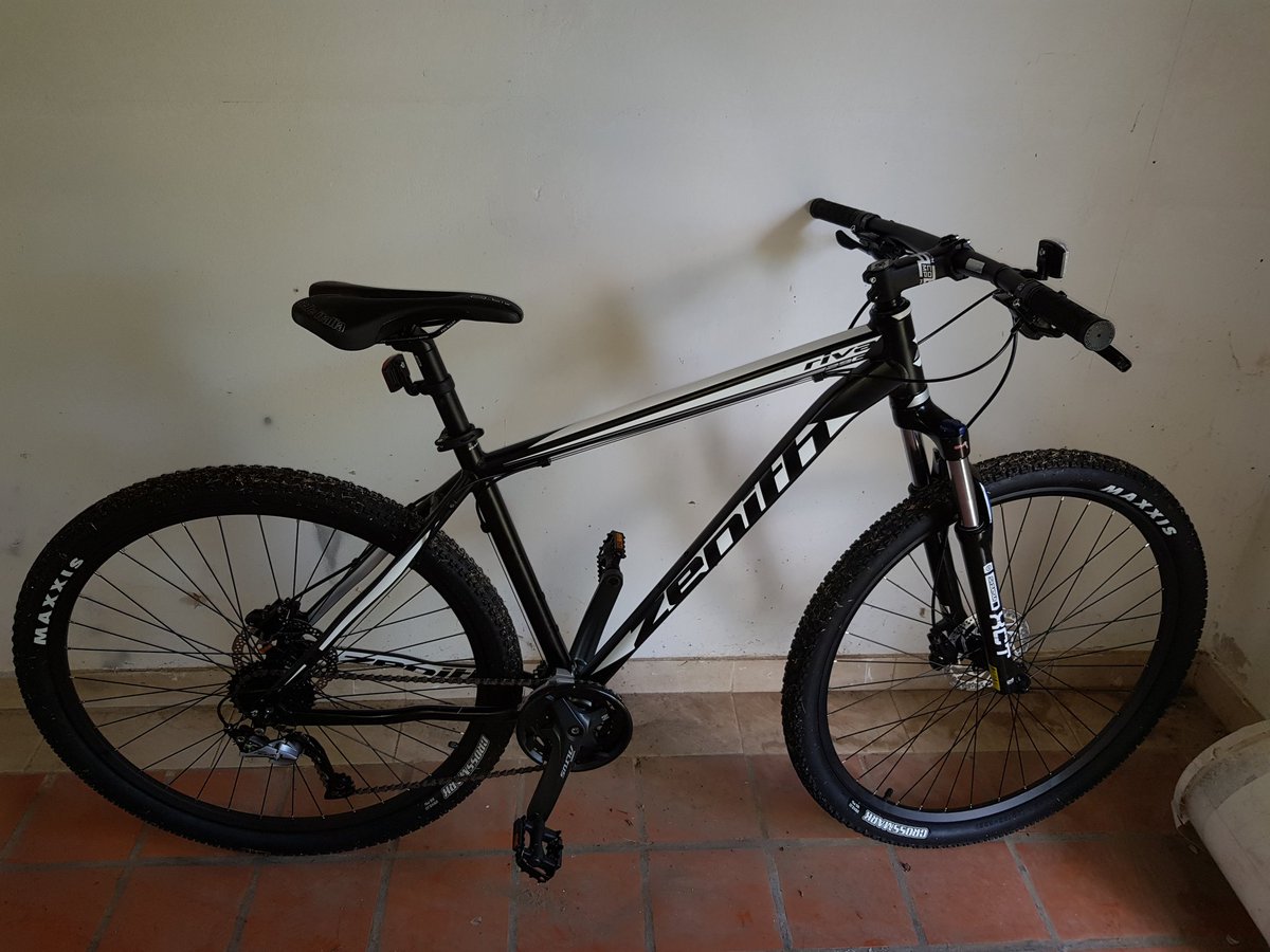 Si alguien se la ofrece por favor comuniquense conmigo. Me la robaron es una zenith riva R29c. Talle L. Cuadro H603270047