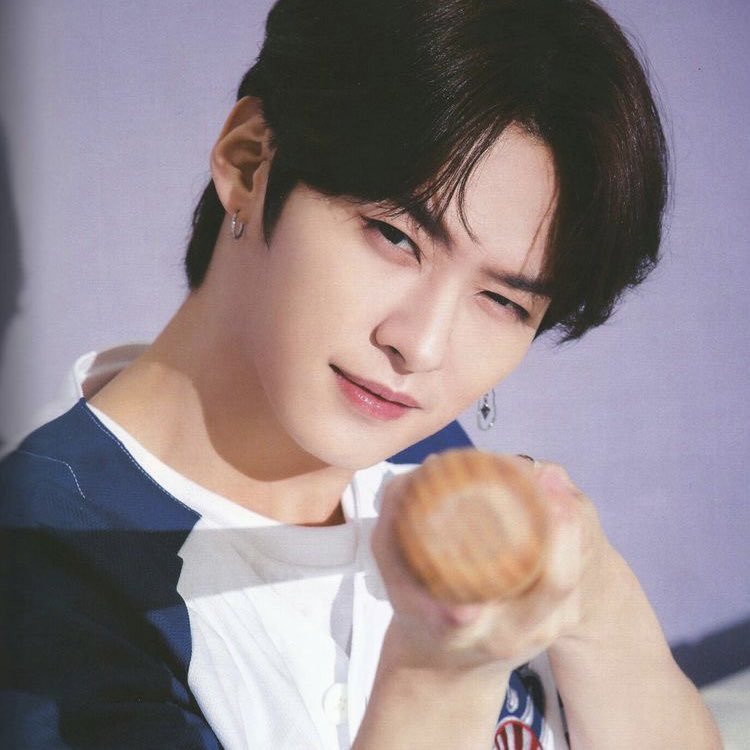 he looks a lot like lee juyeon (tbz) in the first pic right?