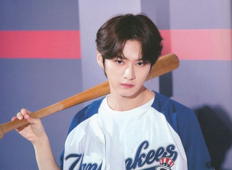 he looks a lot like lee juyeon (tbz) in the first pic right?