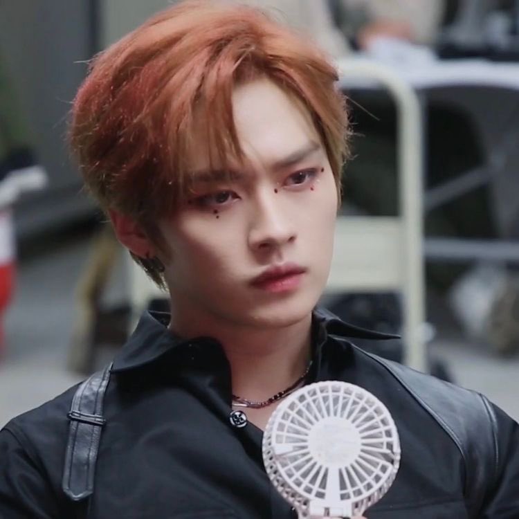 he looks a lot like lee juyeon (tbz) in the first pic right?