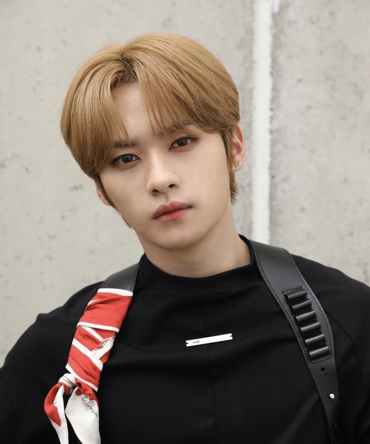 he looks a lot like lee juyeon (tbz) in the first pic right?