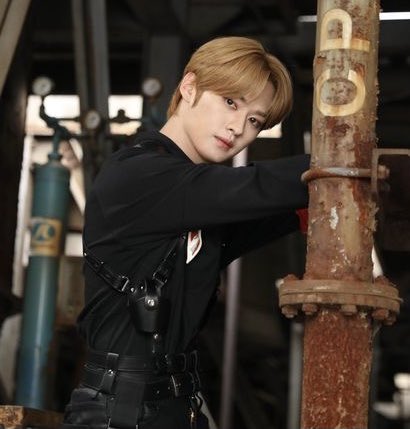 he looks a lot like lee juyeon (tbz) in the first pic right?