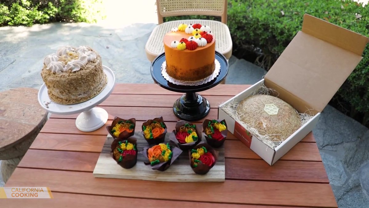 KTLA's tweet photo. In this episode of #CaliforniaCooking, @jessicaktla makes a creamy spaghetti squash Alfredo & shares how to turn an ordinary pumpkin loaf into a showstopper dessert for your holiday table ๐คฉ. Plus, she tries delicious treats via @goldbelly. Watch live: https://t.co/c47DcbknMi https://t.co/LxiPuxegdG