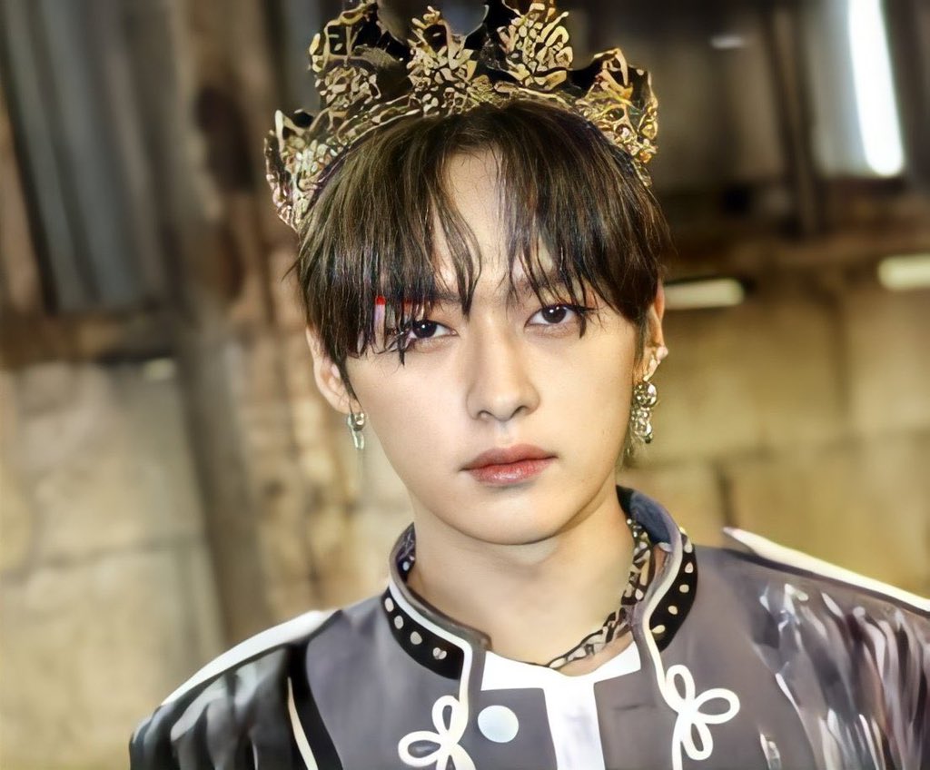 he looks a lot like lee juyeon (tbz) in the first pic right?