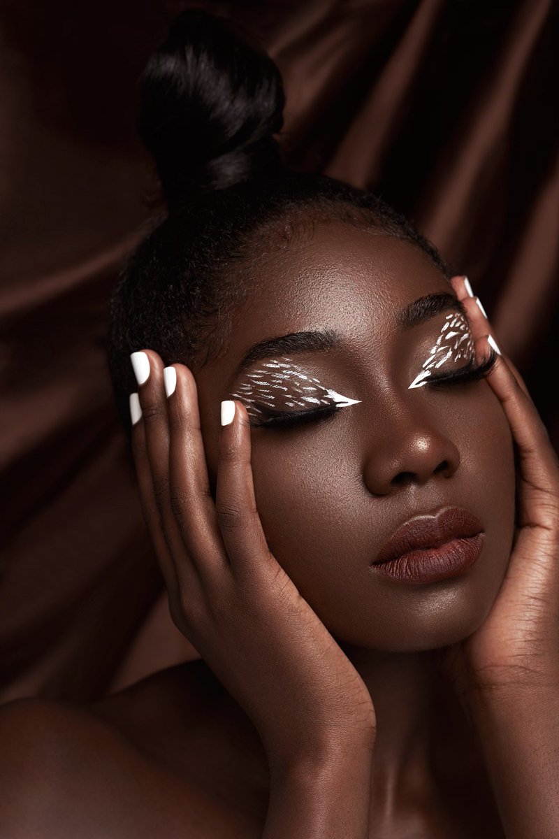 Never underestimate the beauty of your melanin; embrace it👸🏾✨

📸: jawbornecreations_ 

Makeup by me😊 using <a href="/fentybeauty/">Fenty Beauty</a>, How'd I do?

instagram.com/p/CHyrtR7H9FO/…

#Essence #darkskinwoman #beauty #blackmodel #melanin #fenty #fentybeauty #myblackisbeautiful #FENTYFACEFRIDAY