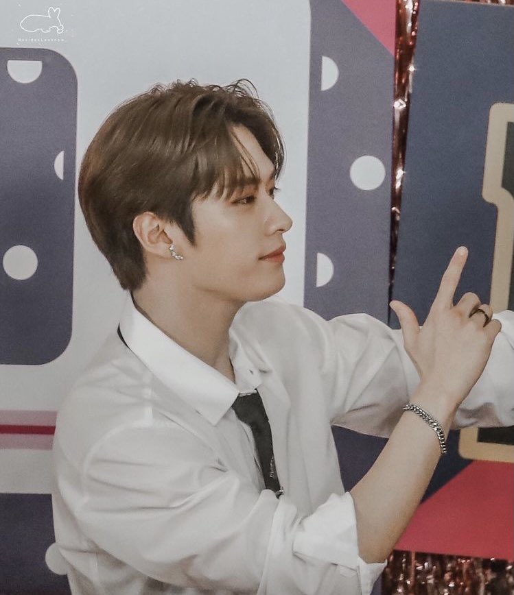 he looks a lot like lee juyeon (tbz) in the first pic right?