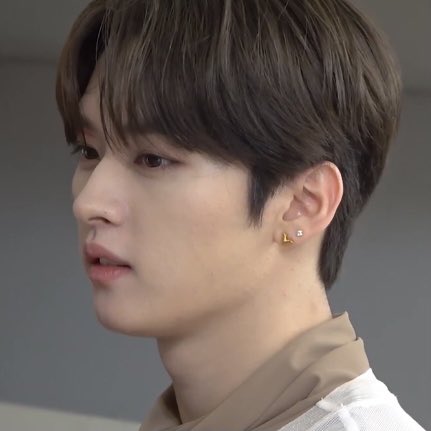 he looks a lot like lee juyeon (tbz) in the first pic right?