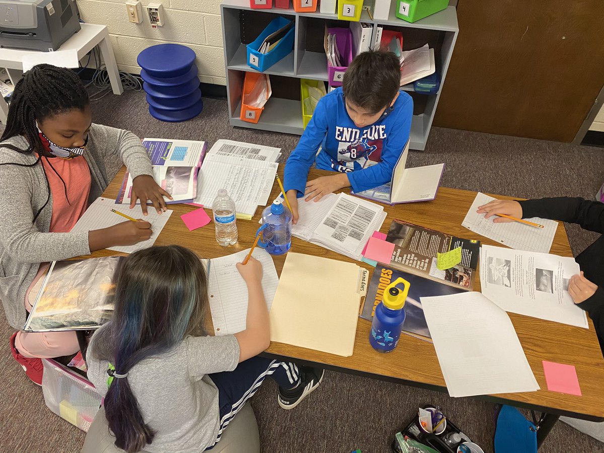 MrsWilliams205's tweet photo. 4th grade Researchers in action this week! Can’t wait to hear their AWEmazing presentations when we return from break! @bakerelembears #LearnGrowLead https://t.co/egJTOEpglI