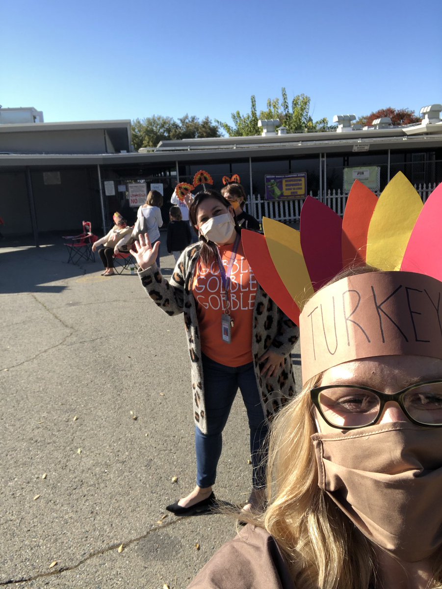 MsKoontzMDUSD's tweet photo. We had an extra special material pick up today! Loved having so many of our teachers on campus to greet our Gators before Thanksgiving 🐊🦃💜 https://t.co/JpuNhaqZMR
