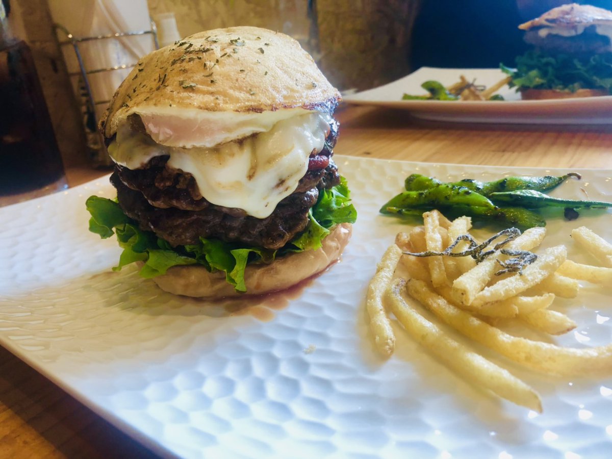 burger_oshiage's tweet photo. お肉増し増しバーガーを頼んで頂いたので作りました☆すごいボリューム感ですね(^_^)竹末東京プレミアムは24日火曜日にイベントを始めるのでよかったらいらして下さい(^_^)皆様よろしくお願いいたします！
#バーガーアンドバーガー
#竹末東京プレミアム
#押上
#スカイツリー
#グルメ https://t.co/as98H3KtE7