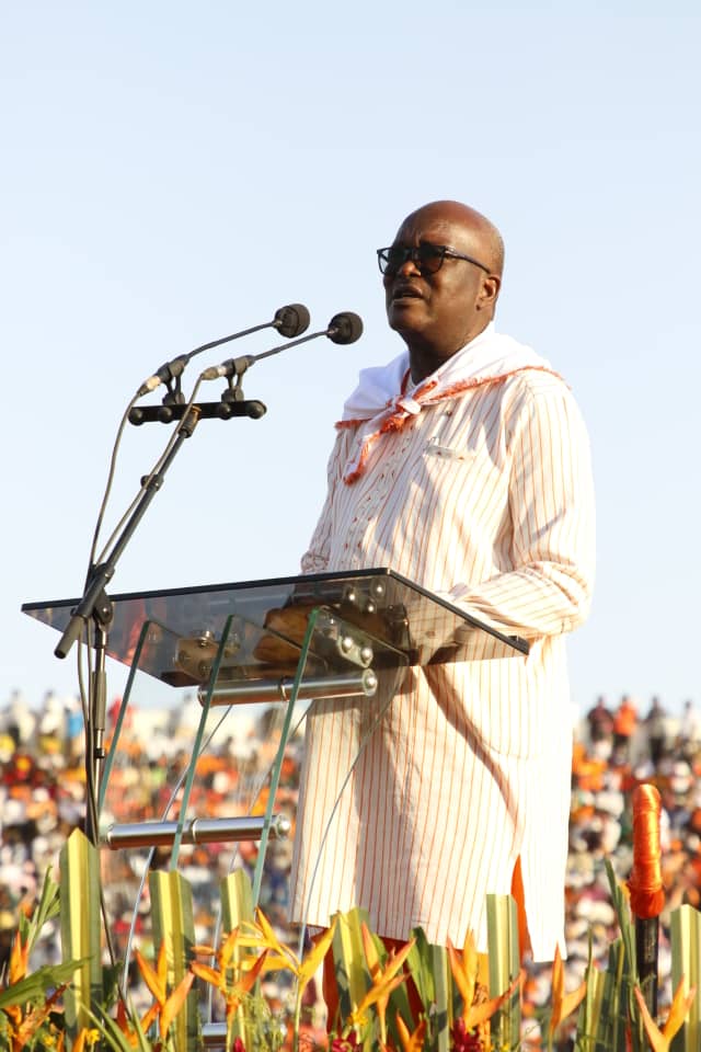 rochkaborepf's tweet photo. Certains disent qu'ils iront négocier avec les terroristes. Ce qui montre à toute la population qu'ils les connaissent. Depuis la Haute volta jusqu'à présent, nos parents ne nous ont pas appris celà. Pour notre pays nous sommes prêts à accepter la mort
#BurkinaVote2020 #Roch2020 https://t.co/so8Qm3GNjR