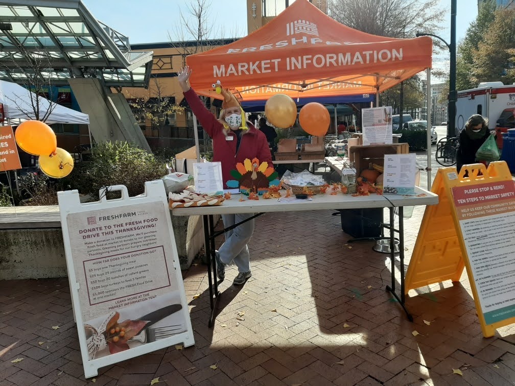 Support the FRESH Food Drive this weekend! We'll be collecting cash and online donations at 12 markets to purchase fresh food from our farmers and producers for folks in need. So stock up on your own Thanksgiving meals, while helping others do the same! secure.givelively.org/donate/freshfa…