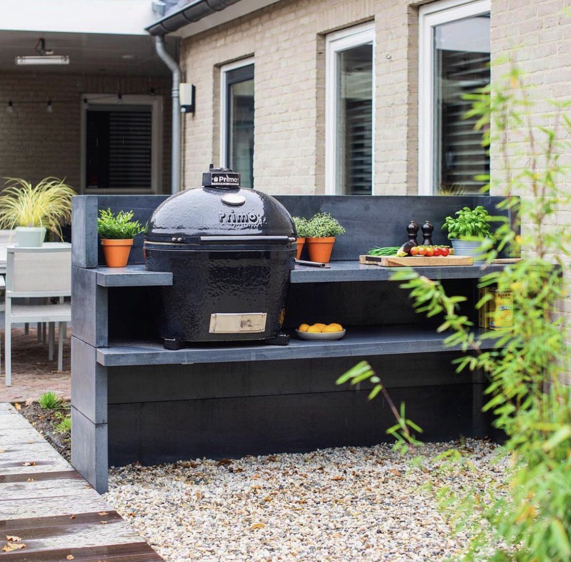 We love a good outdoor kitchen set up, especially this stunning concrete one by Barts Food Factory holding our Primo Large 💯🔥