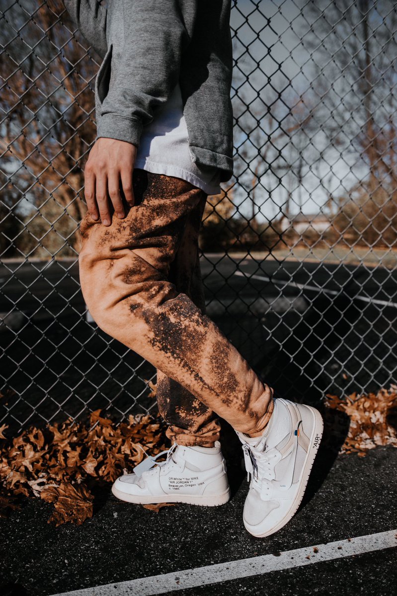 vsnclo's tweet photo. ℕ𝕖𝕩𝕥 𝔽𝕣𝕚𝕕𝕒𝕪 💭
 
Emotions hoodie and Bleached sweats drop on the website. 11/27 📈 https://t.co/4FiBJjyL1R