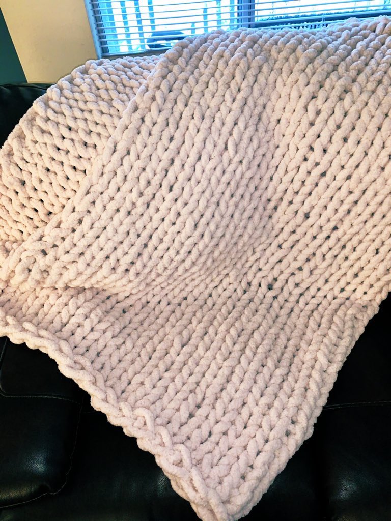 cozyblanketco's tweet image. I make chunky knit blankets! All colors and sizes, made to order with love 🖤 DM me for prices or questions.