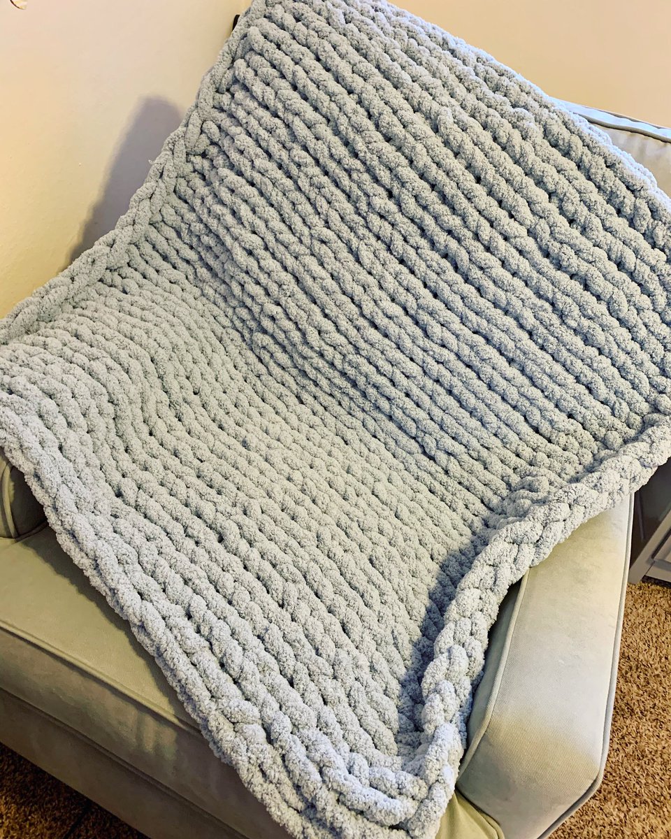 cozyblanketco's tweet image. I make chunky knit blankets! All colors and sizes, made to order with love 🖤 DM me for prices or questions.